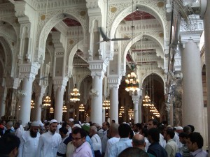 Masjid_al-Haram,_Mecca._Inside[1]